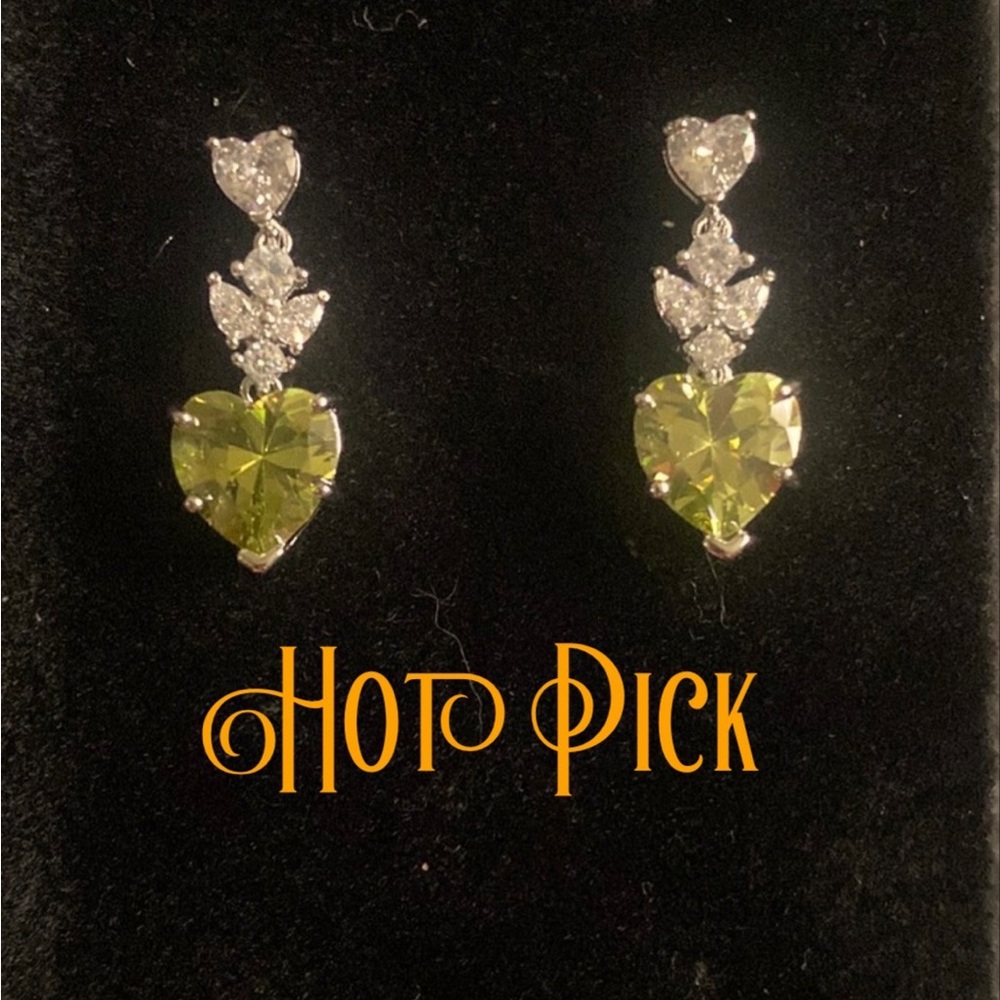 🍄2/$25.00🍄 ꧁𝙃𝙊𝙏 𝙋𝙄𝘾𝙆꧂ Dangling Heart Earrings